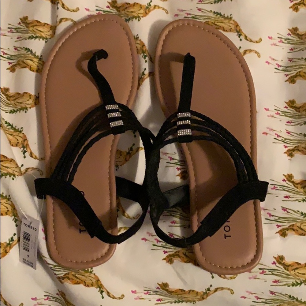 New Torrid Black Twist Gem T-Strap Sandals Sz 9